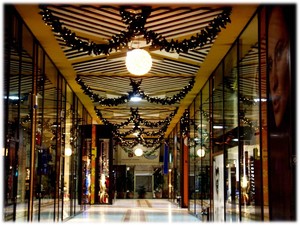 Διακόσμηση με γιρλάντες και φώτακια σε εμπορικό κέντρο