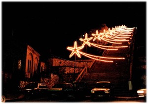 χριστουγεννιάτικα αστέρια στις σκάλες της Αγίου Νικολάου στην Πάτρα