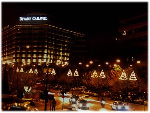 χριστουγγενιάτικα δεντράκια σε κεντρικό δρόμο ξενοδοχείο Divani Caravel Αθήνα