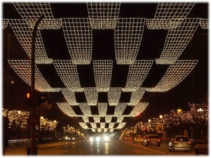 χριστουγγενιάτικα φωτάκια σε δρόμο της Αθήνας