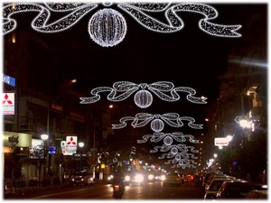 χριστουγεννιάτικη κορδέλα και μπάλα φωτισμένα στην Αθήνα