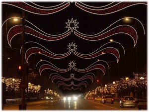 χριστουγεννιάτικος στολισμός κεντρικού δρόμου στην Αθήνα