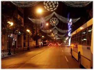 χριστουγγενιάτικος στολισμός με φωτεινές μπάλες στην Αθήνα