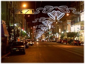 χριστουγεννιάτικες φωτεινές καμπάνες σε δρόμο στην Αθήνα