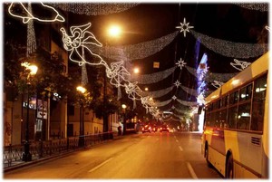 Χριστουγεννιάτικα αγγελάκια σε δρόμο της Αθήνας