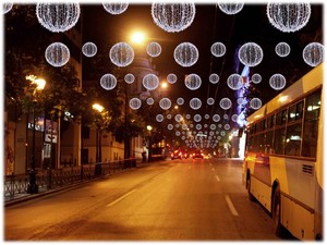 Χριστουγεννιάτικες μπάλες σε δρόμο στην Αθήνα